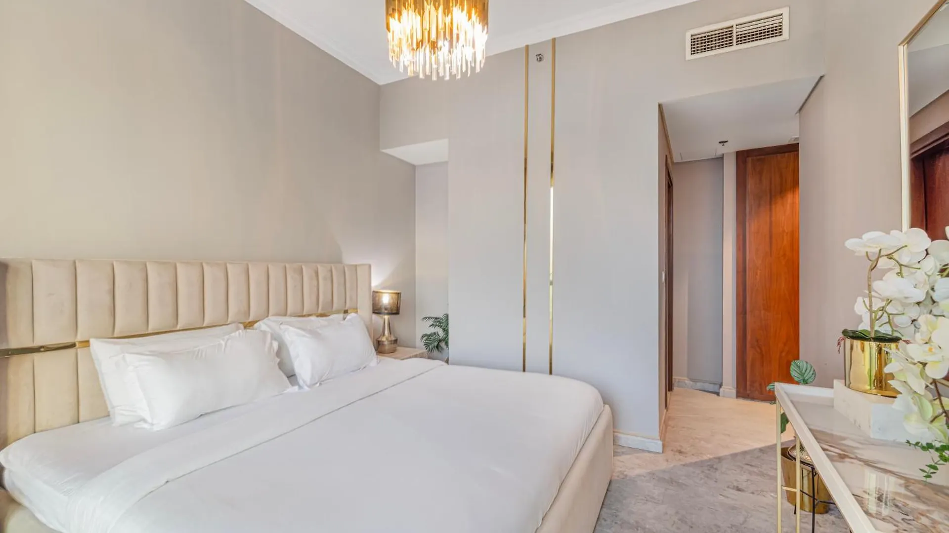 Luxury 2 Bedroom Apartment With Sky Line And Direct Dubai Mall Access At Burj Vista