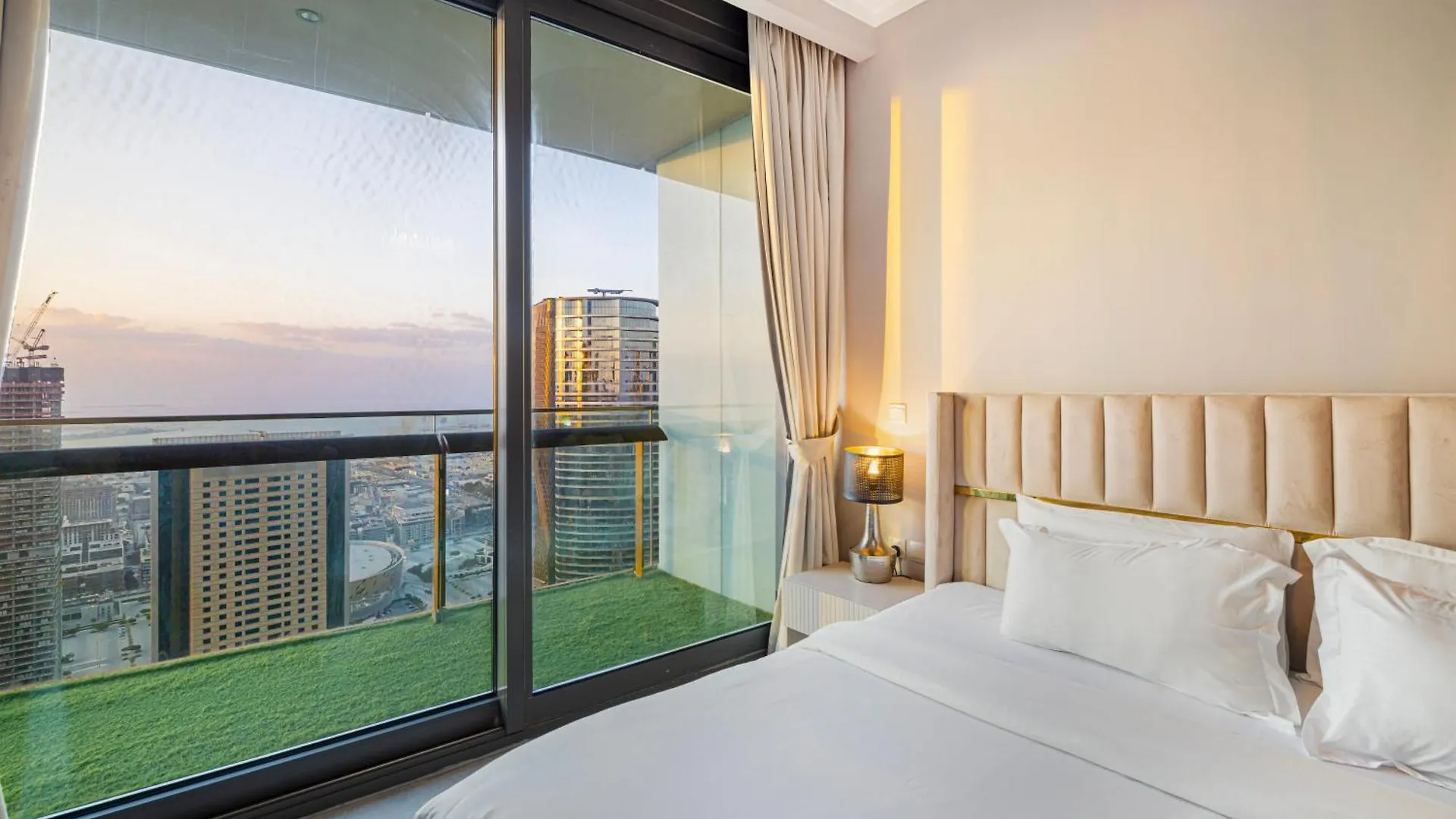 Luxury 2 Bedroom Apartment With Sky Line And Direct Dubai Mall Access At Burj Vista