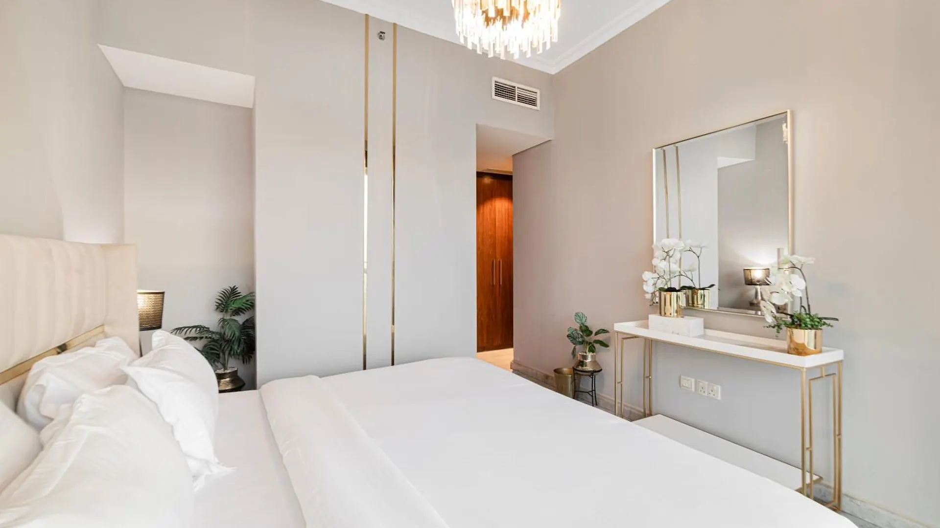 Luxury 2 Bedroom Apartment With Sky Line And Direct Dubai Mall Access At Burj Vista 0*,