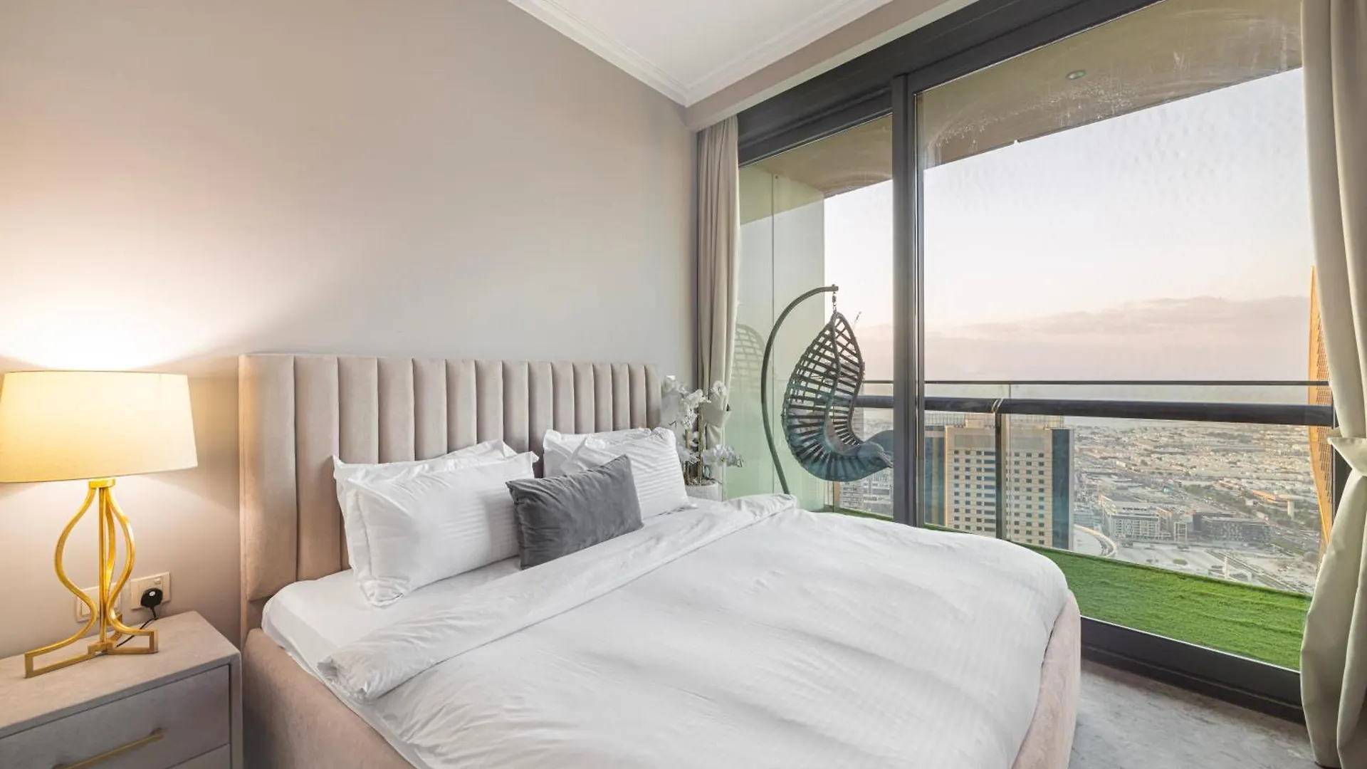 Luxury 2 Bedroom Apartment With Sky Line And Direct Dubai Mall Access At Burj Vista